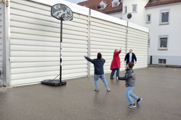 Flüchtlinge freuen sich über neuen Basketballkorb