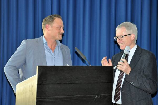 Stefan Baumann (links) mit Dr. Theodor Gonser, Leiter des Fachdienstes Gesundheit beim Landratsamt Alb-Donau-Kreis, nach der Fortbildungsveranstaltung