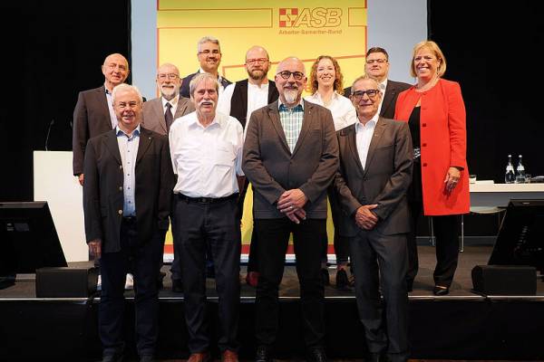 Der neue Landesvorstand nach der Wahl auf der ASB Landeskonferenz in Böblingen Foto: Hans-Georg Kludsky, ergonoMedia