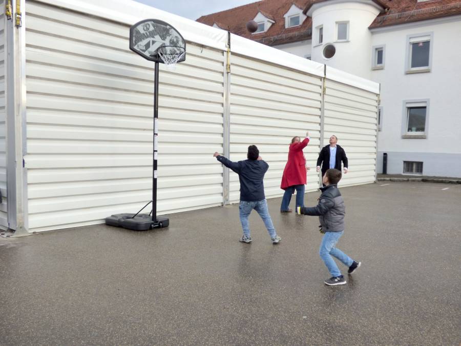 Flüchtlinge freuen sich über neuen Basketballkorb