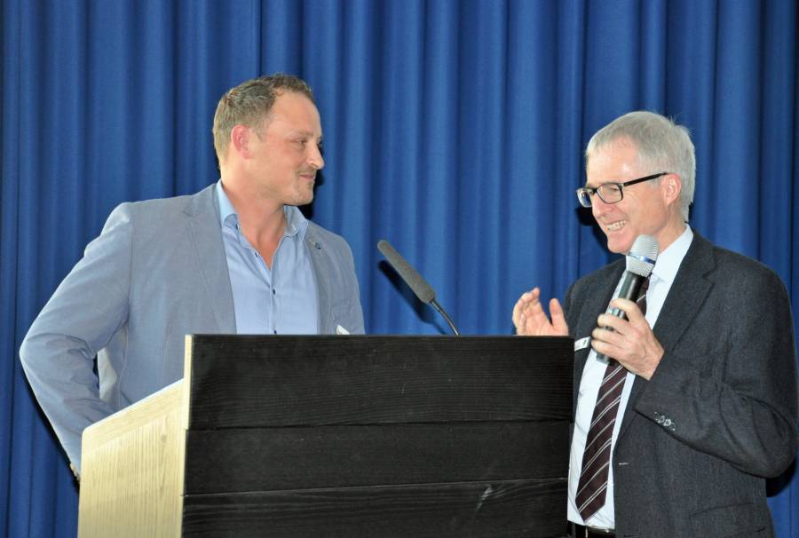 Stefan Baumann (links) mit Dr. Theodor Gonser, Leiter des Fachdienstes Gesundheit beim Landratsamt Alb-Donau-Kreis, nach der Fortbildungsveranstaltung