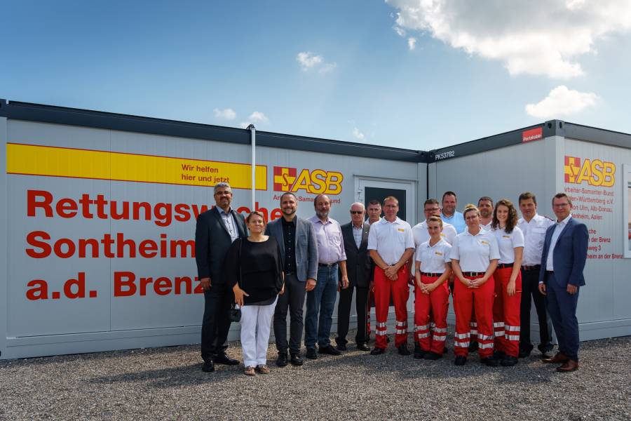 Besichtigung der neuen ASB Rettungswache in Sontheim – von links nach rechts: Daniel Groß (Landesrettungsdienstleiter ASB BW), Anke Färber (FWV), Bürgermeister Tobias Rief, Reiner Lindenmayer (SPD), Dagobert Wagner (stv. Vorstandsvorsitzender ASB Ulm), Holger Bux (Rettungsdienstleiter ASB Ulm), Andre Windisch (Rettungswachenleiter Sontheim), das Team der ASB Rettungswache Sontheim, Adrian Seipold-Haller (stv. Rettungsdienstleiter ASB Ulm), Jochen Schmid (Feuerwehrkommandant Sontheim), Stefan Schulz (Geschäftsführer ASB Ulm)