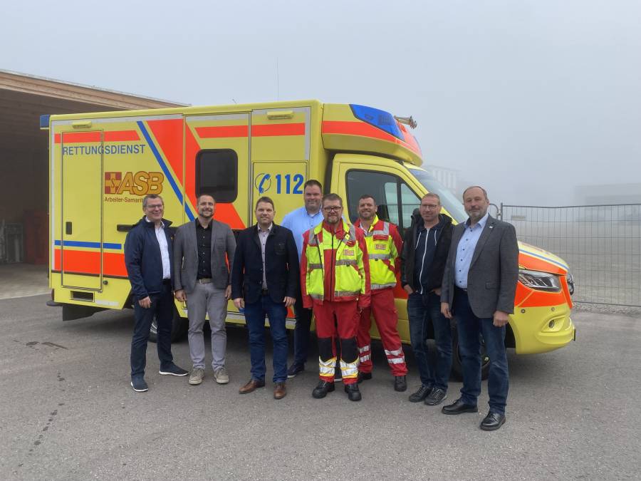 Bürgermeister Tobias Rief, Jonas Pürckhauer (FWV), Reiner Lindenmayer (SPD), sowie ASB-Geschäftsführung, Rettungsdienst- und Wachenleitung und die Besatzung des ASB-Rettungswagens in Sontheim a.d. Brenz